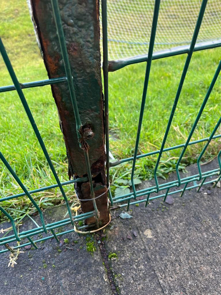 A generic v mesh security fence rusting.
