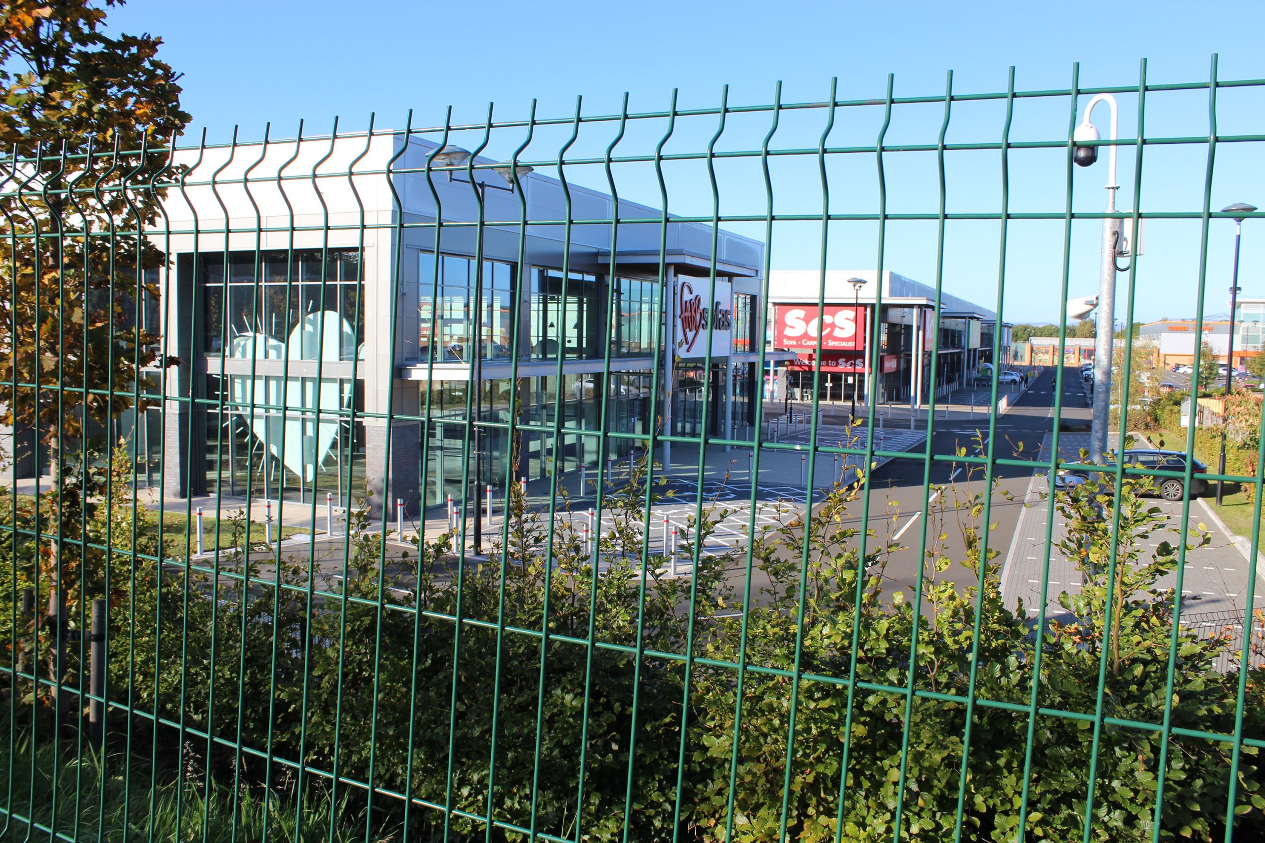 Lochrin WaveGUARD™ mesh security fencing.